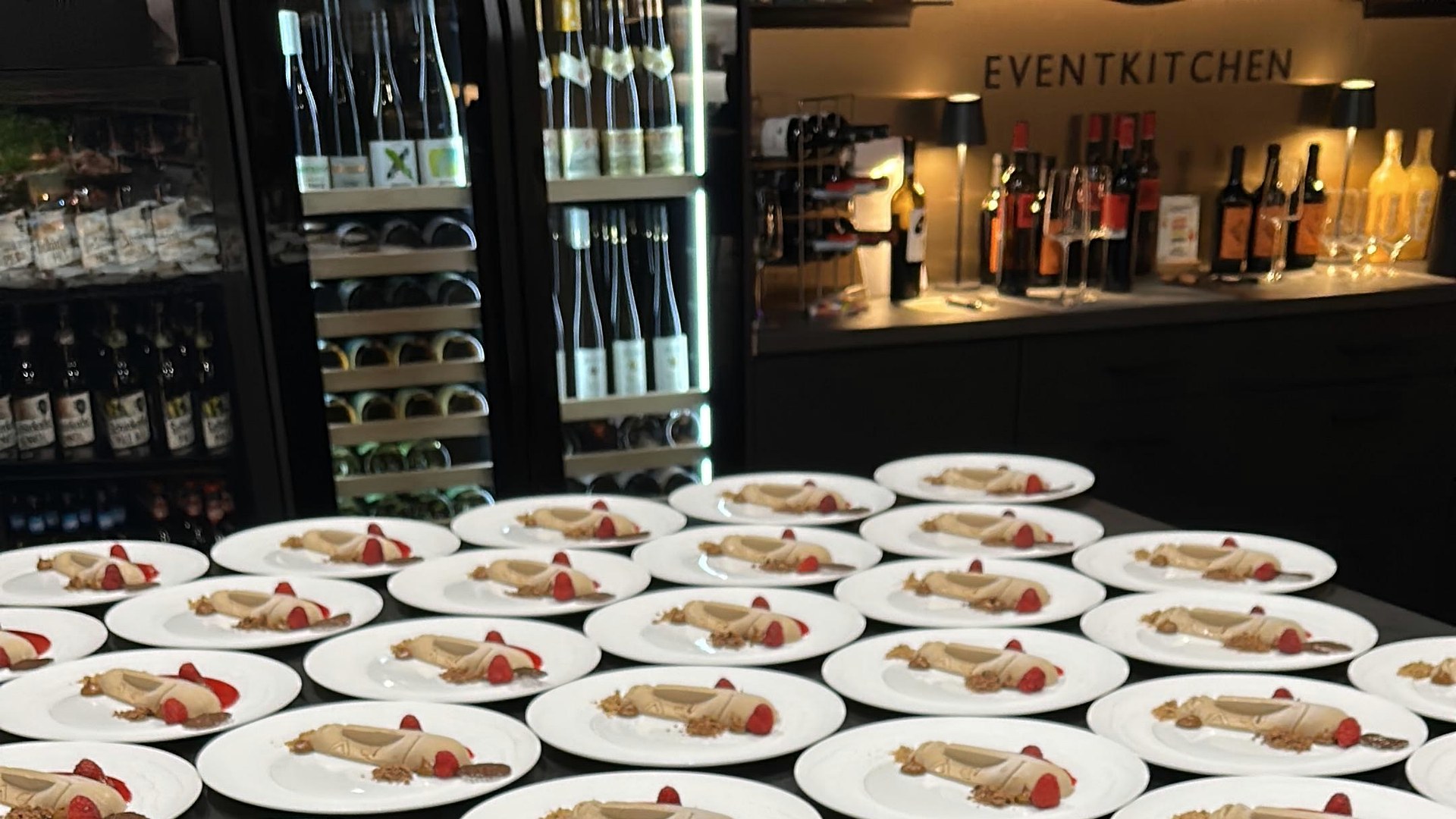 Angerichtete Dessertteller in der EVENTKITCHEN